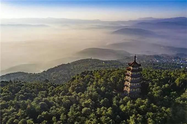 万壑烟霞,巉崖接日,伏蟒出山,平顶玉湖……武定狮子山景区 供图等你一