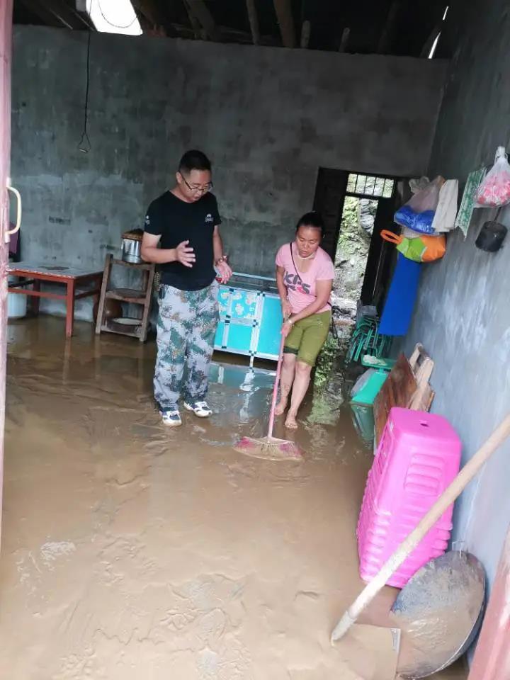 防汛又防虫，这段时间可把他们忙坏了！