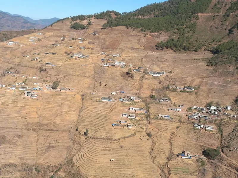 金沙江南岸,地处大姚县境北部,距县城168千米,东与永仁县永兴乡接壤