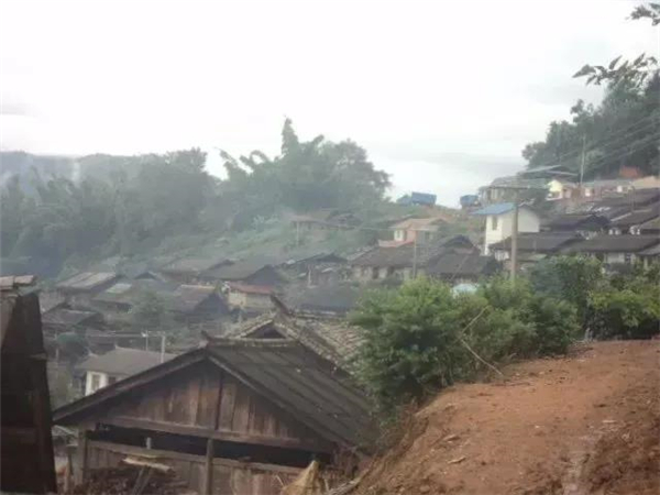 芒关村旧貌芒关村位于临沧市耿马县四排山乡的东南部,地处小黑江峡谷