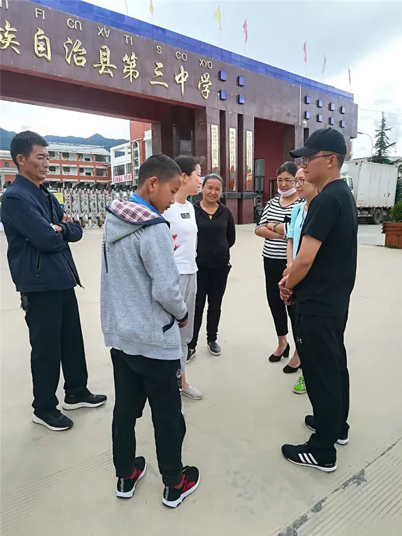 云南省技术学院驻村扶贫工作队员张道清到维西三中了解林田田学习情况