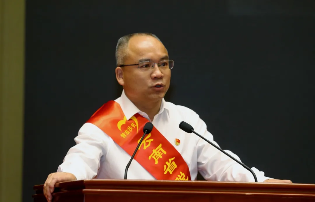 "作为扶贫先进工作者代表,禄劝彝族苗族自治县县长李开德的讲述激情